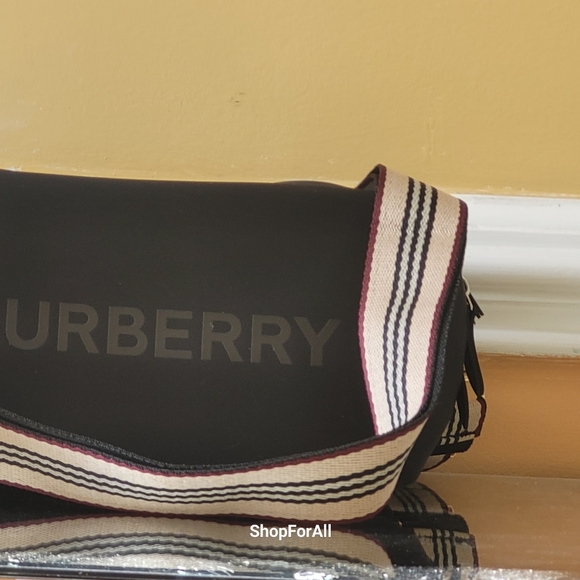 Burberry pouch converted into shoulder bag or cross body - Picture 9 of 16